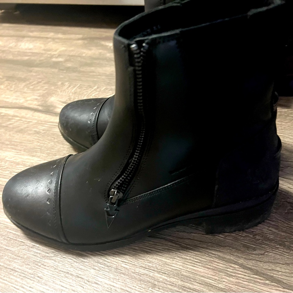 Black English equestrian riding boots. Size 8